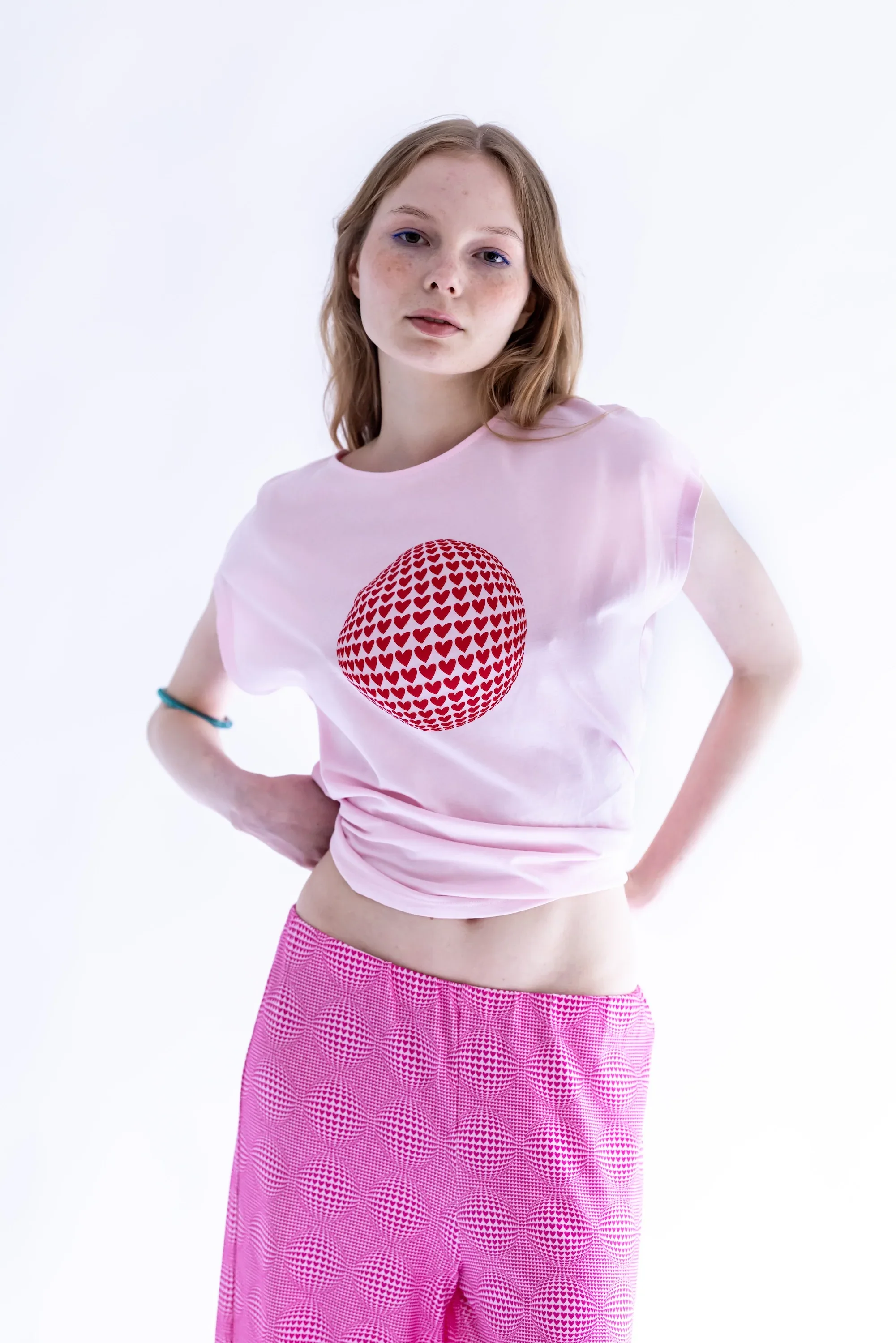 CAMISETA ROSA BOLA CORAZONES - Image 3