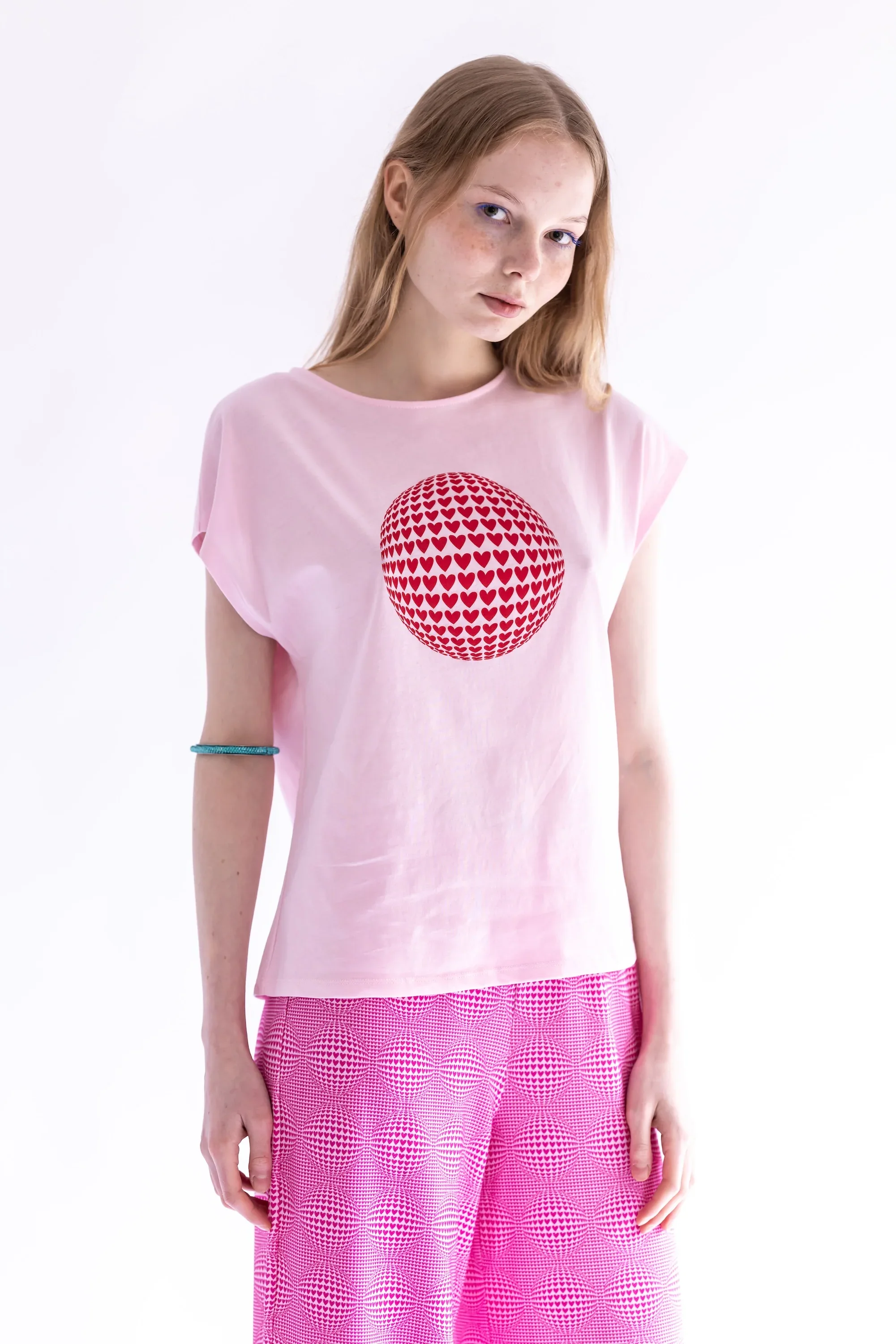 CAMISETA ROSA BOLA CORAZONES - Image 4