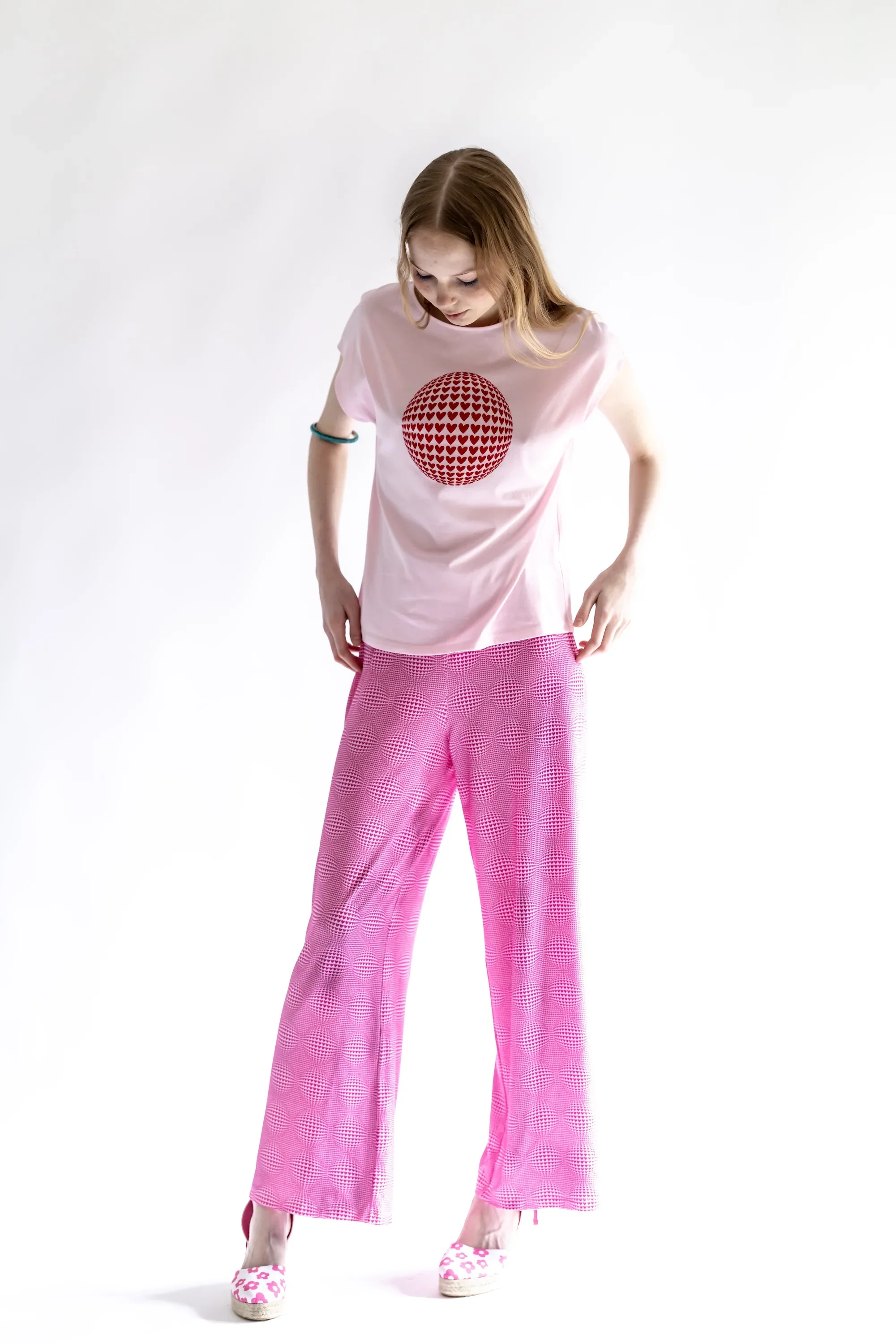 PANTALON ESTAMPADO BOLAS CORAZONES - Image 3